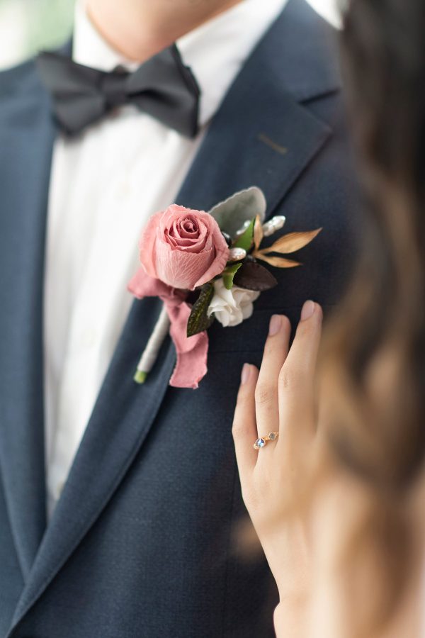 Boutonnieres in Dusty Rose & Mauve For Sale - Image 4